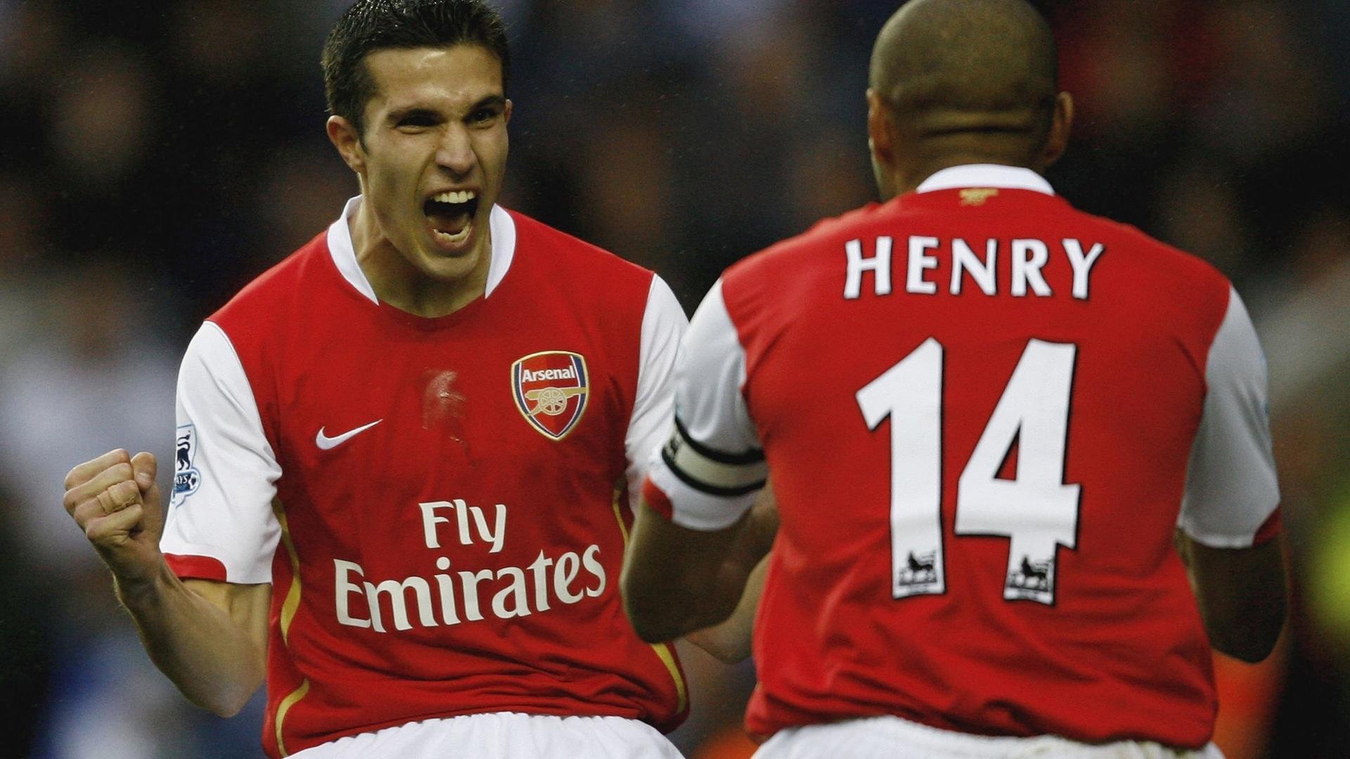 德甲狂战，比分4-3，比赛中明星前锋两球，关键数据：角球12个，传球成功率85%